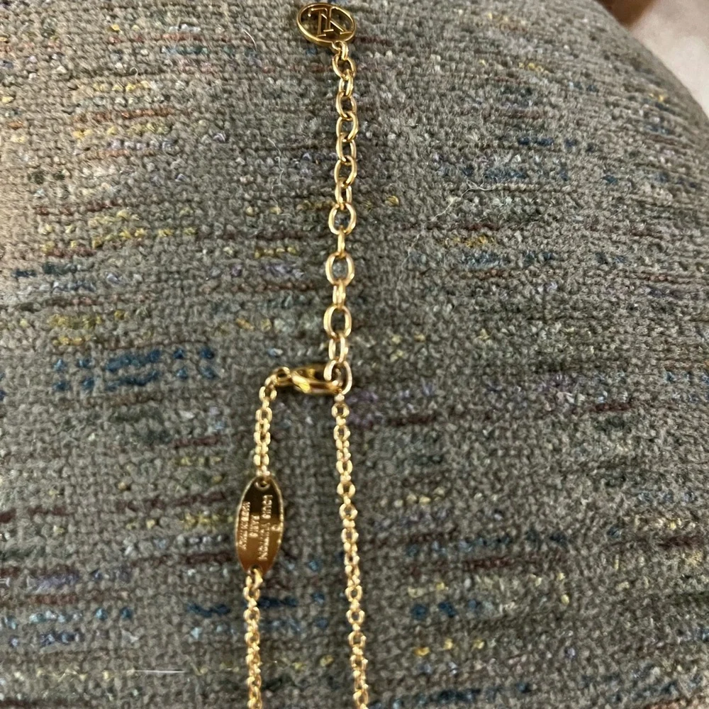 Louis Vuitton Gold V Pendant Necklace - Picture 4 of 5